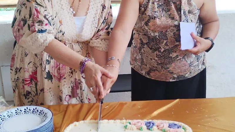 Nora con su pastel.